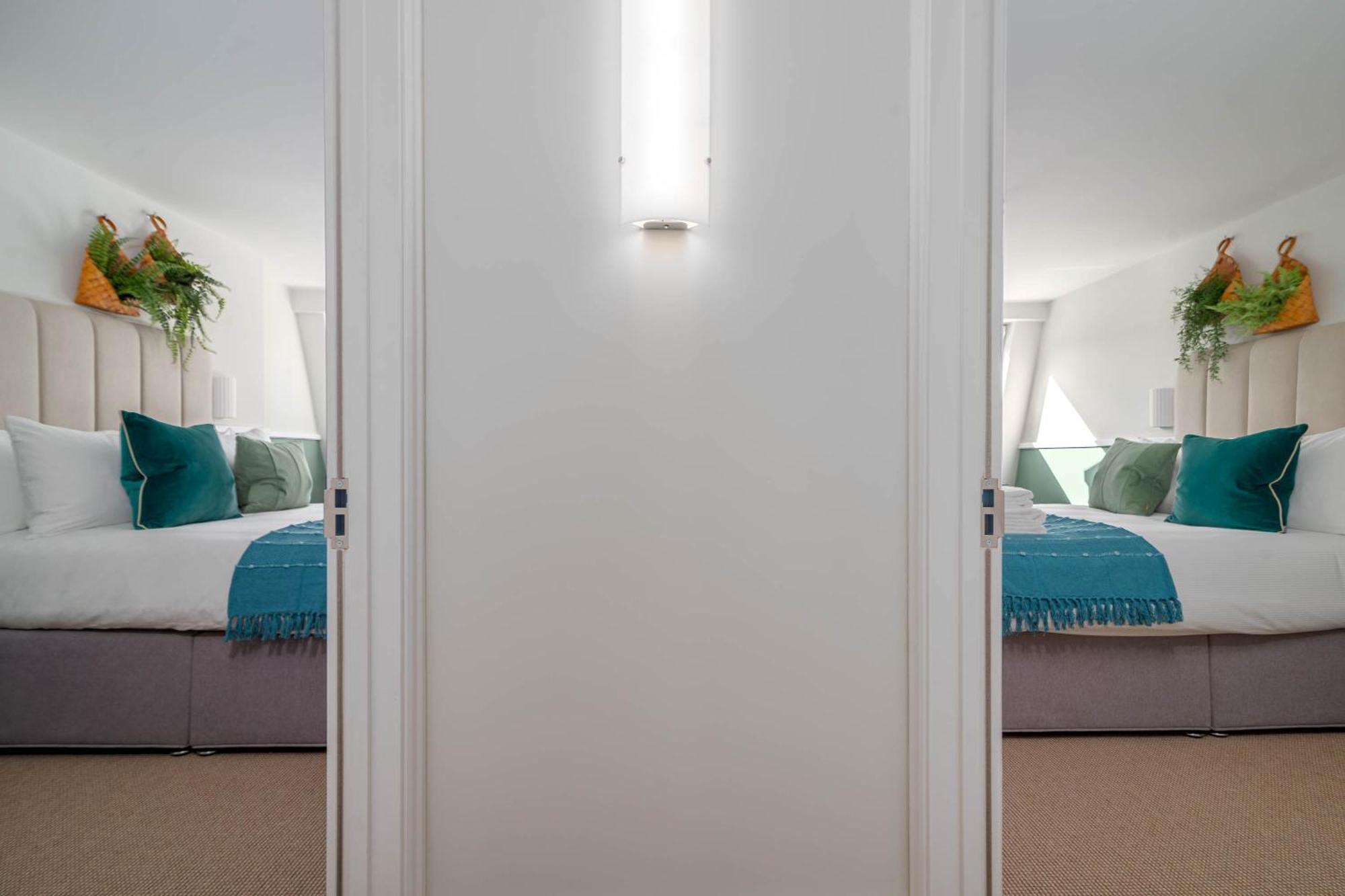 37 Doughty Street - Urban Apartment